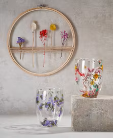 Kopp med olikfärgade torkade blommor