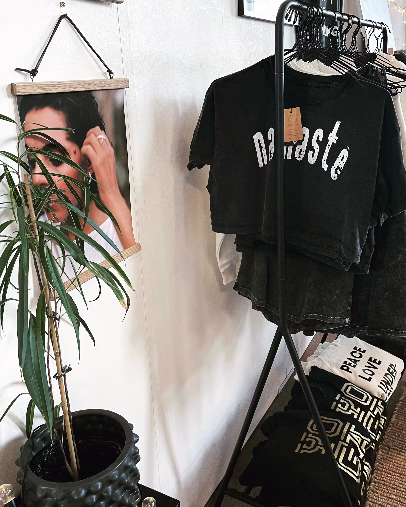 NAMASTÉ - CROPPED T-SHIRT - STONE WASHED BLACK