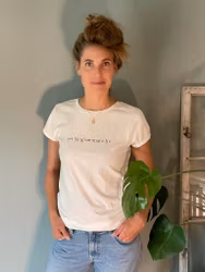 COLLAB - JOHANNA ALVIN - ETT LÅNGSAMMARE LIV - WHITE TEE