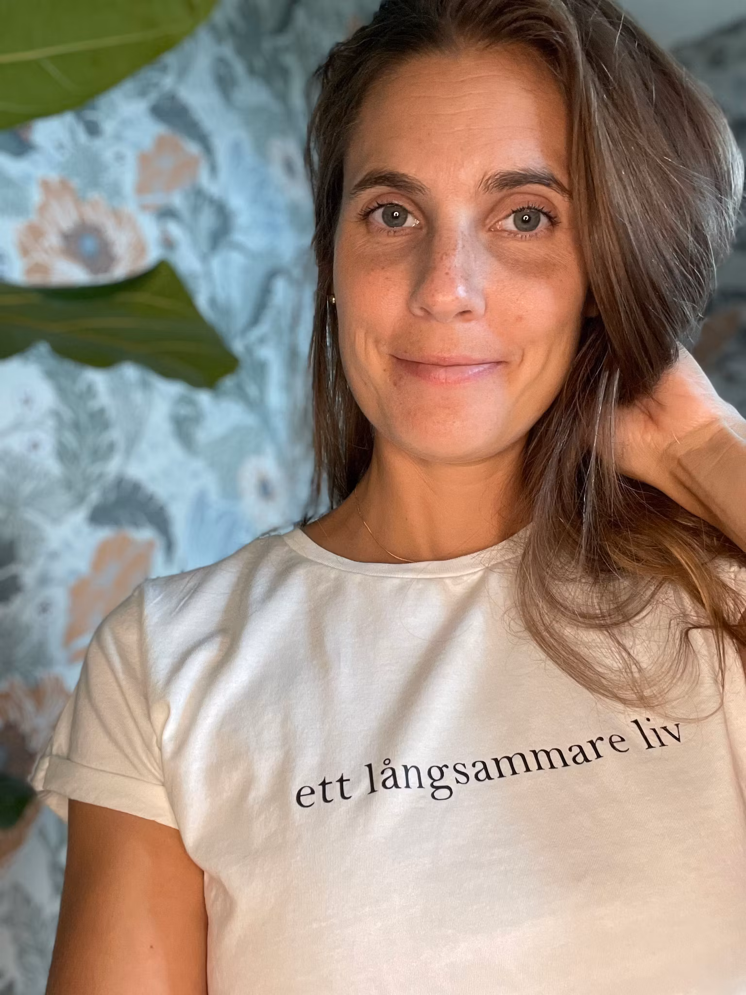 COLLAB - JOHANNA ALVIN - ETT LÅNGSAMMARE LIV - WHITE TEE