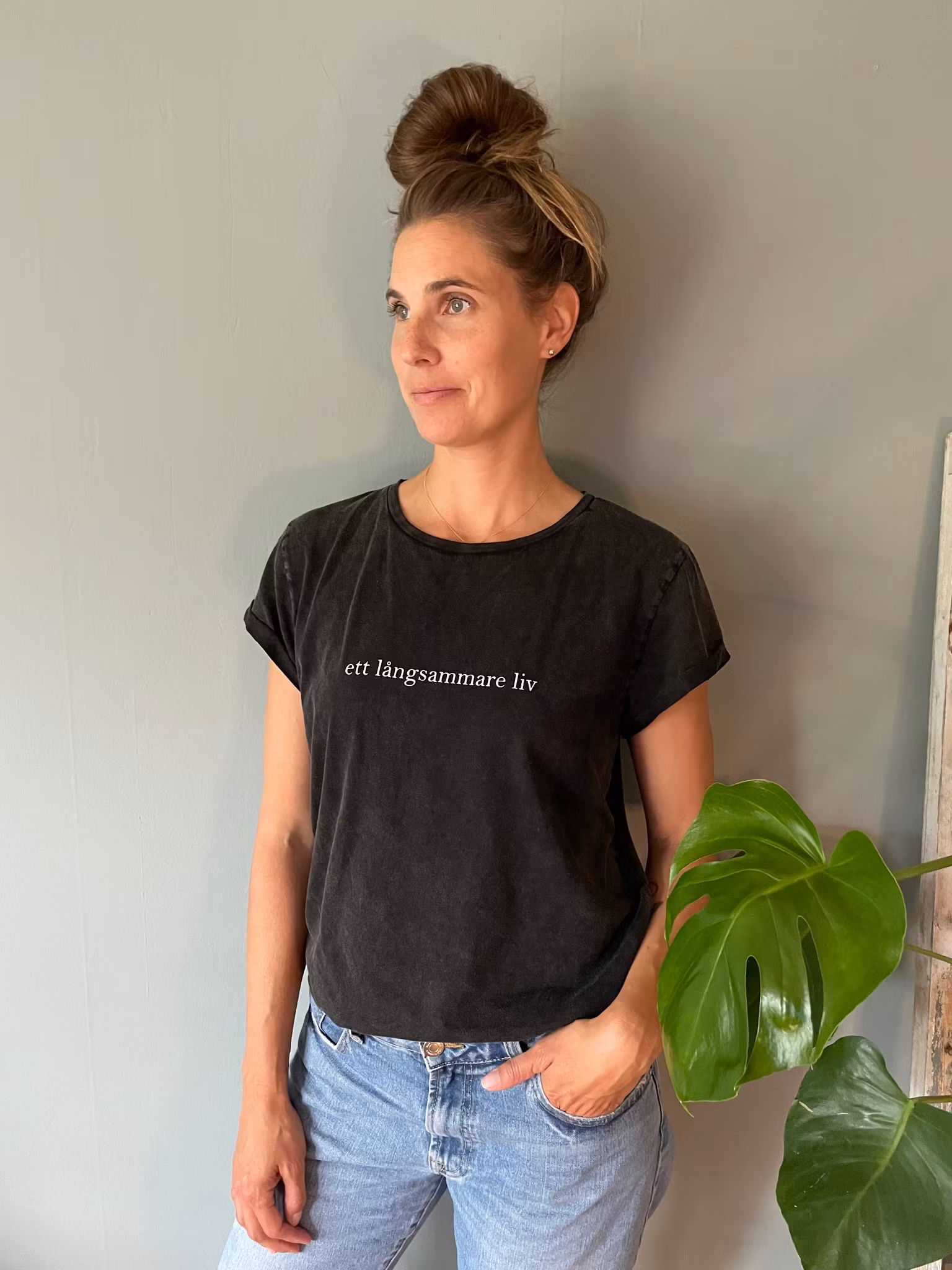 COLLAB - JOHANNA ALVIN - ETT LÅNGSAMMARE LIV - STONE WASHED TEE