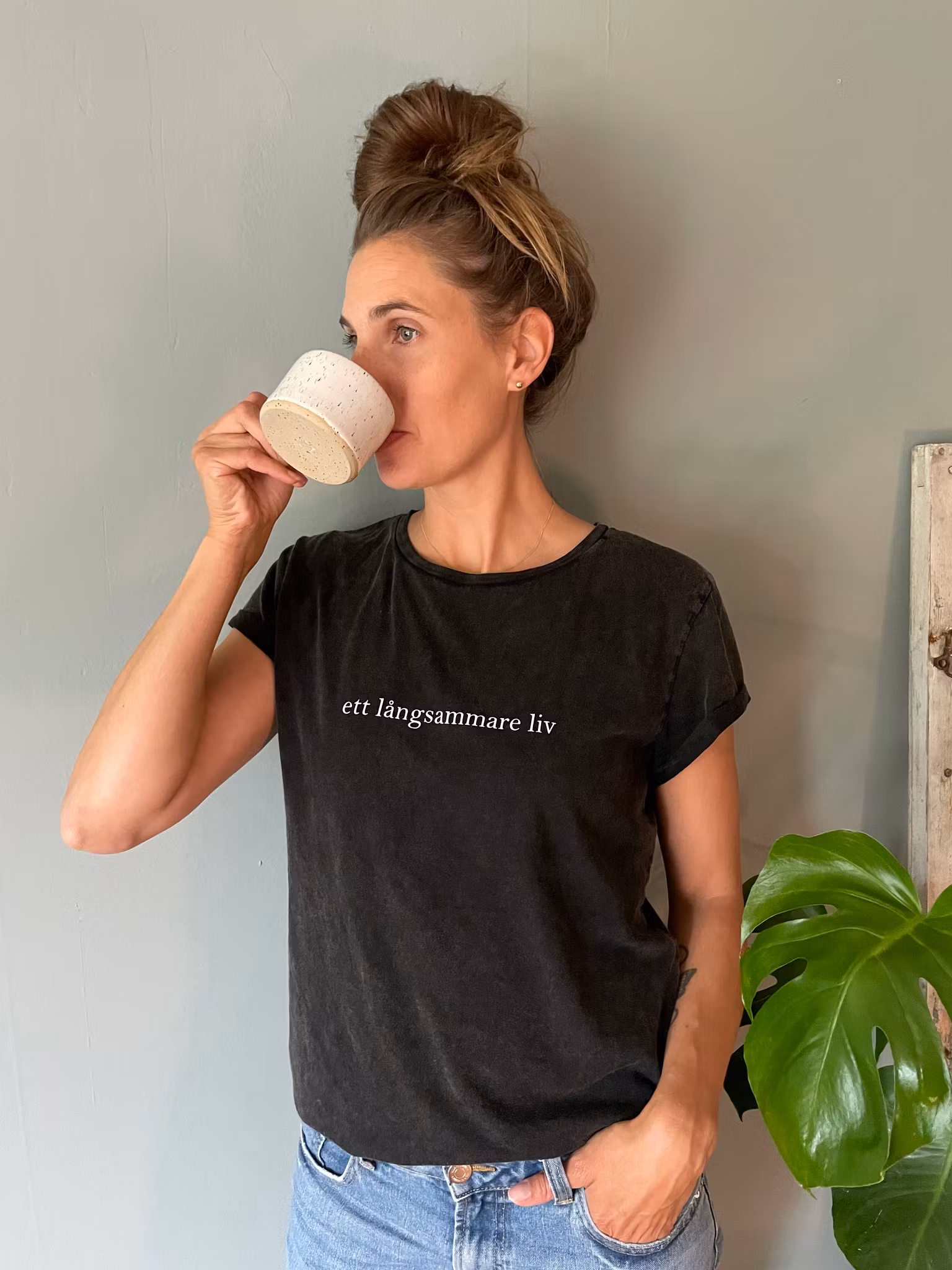 COLLAB - JOHANNA ALVIN - ETT LÅNGSAMMARE LIV - STONE WASHED TEE