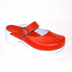 Linda röd träskosandal med perforering