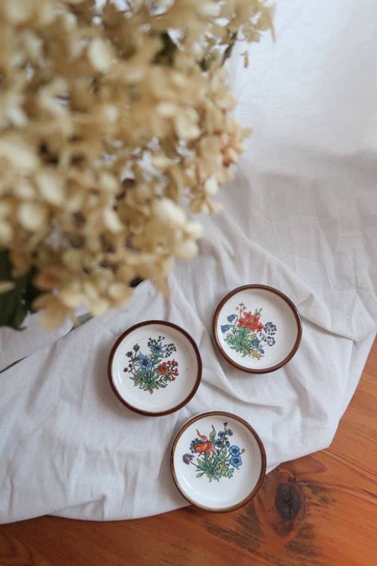 Tre små fat med blommor