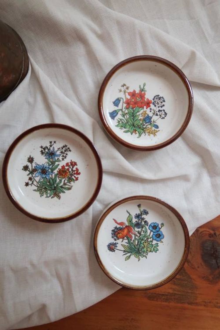Tre små fat med blommor