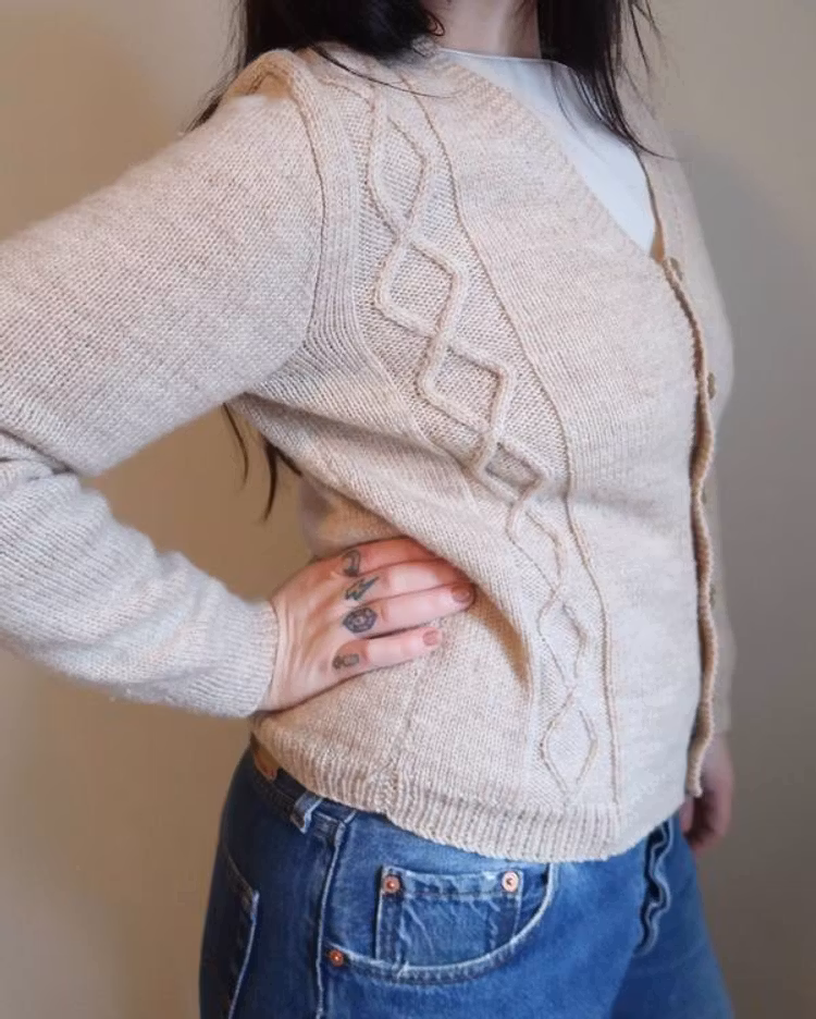 Hemmastickad beige tröja