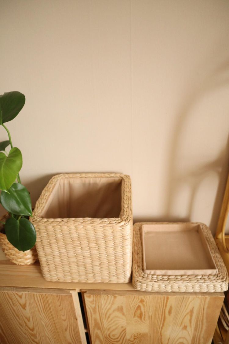 Liten pall i naturmaterial med förvaring