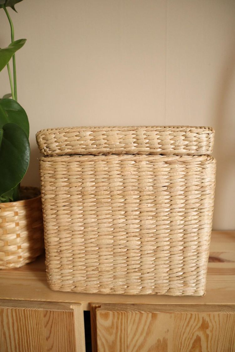 Liten pall i naturmaterial med förvaring