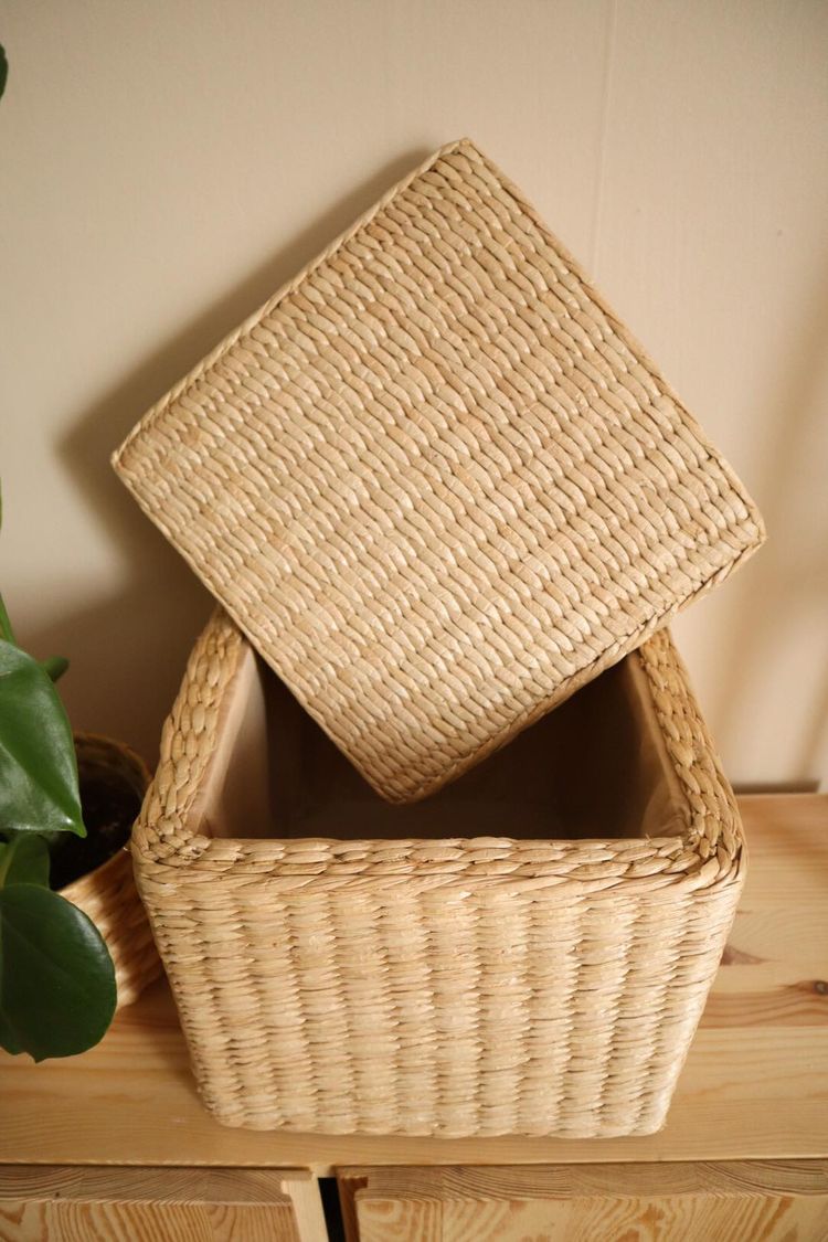 Liten pall i naturmaterial med förvaring