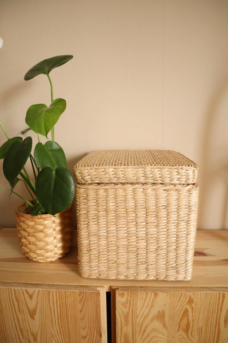 Liten pall i naturmaterial med förvaring