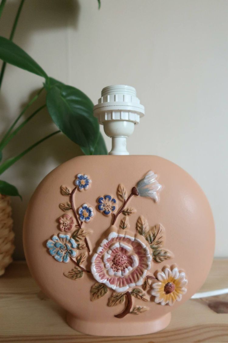 Lampfot i terracotta med blommor
