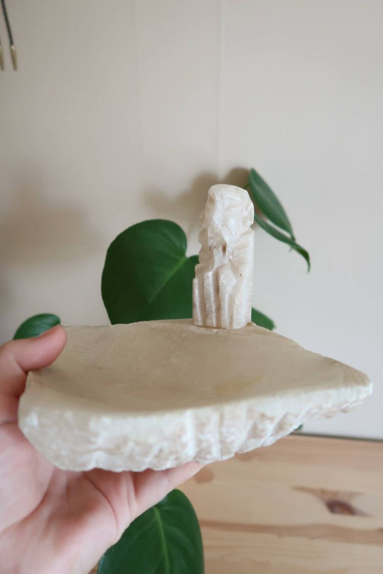 Stenskål med figur