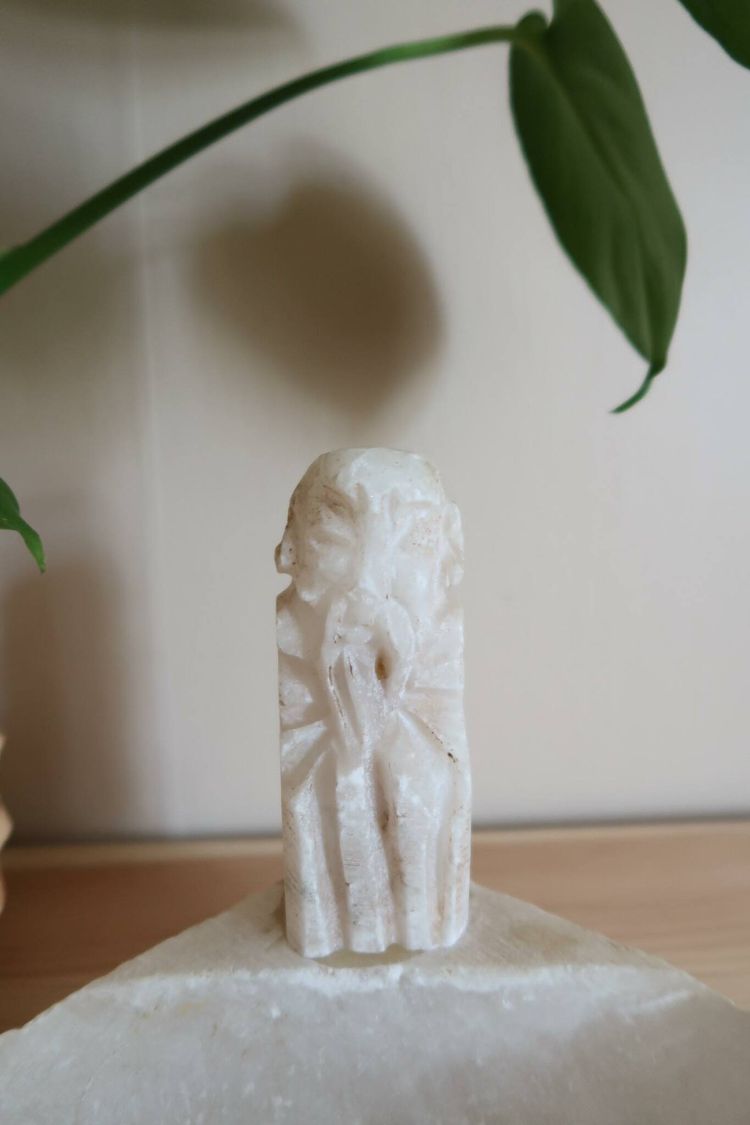 Stenskål med figur