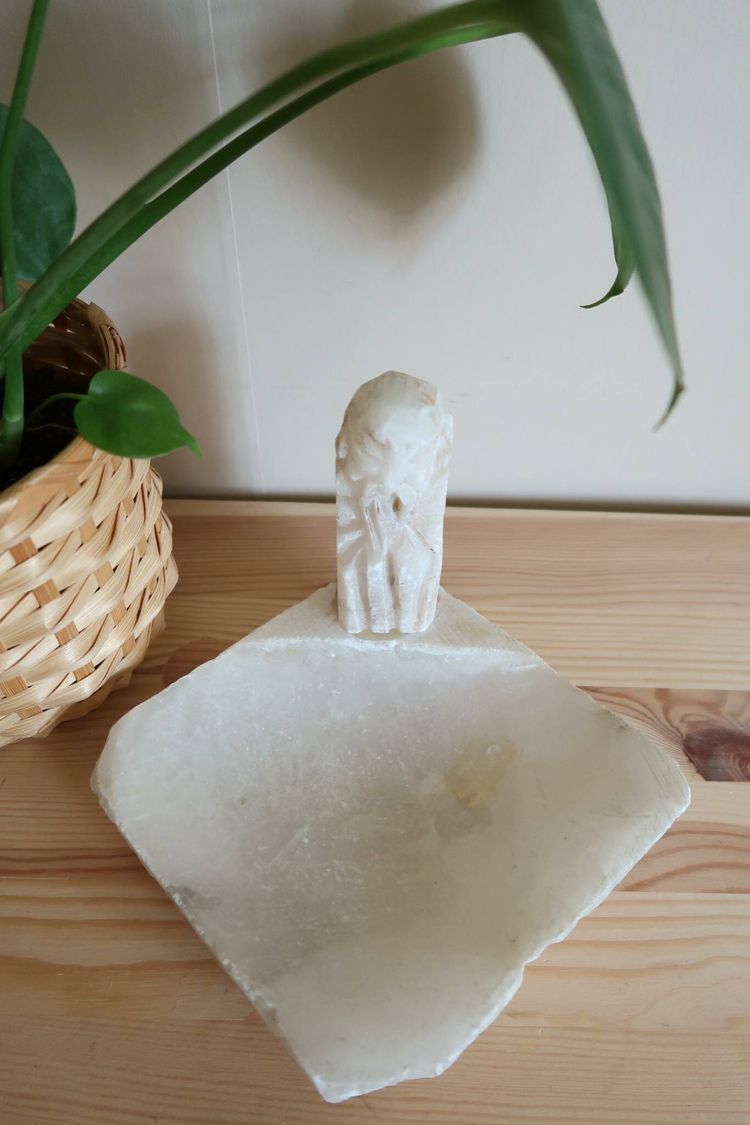 Stenskål med figur