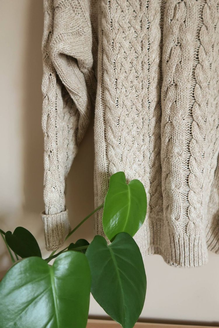Beige kabelstickad tröja