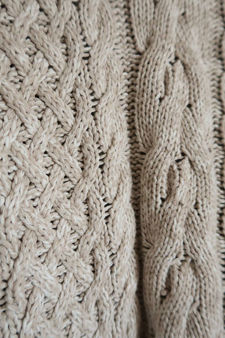 Beige kabelstickad tröja