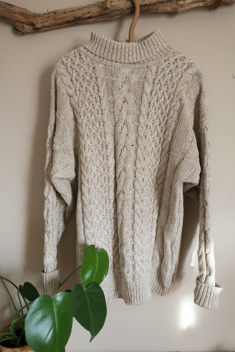 Beige kabelstickad tröja