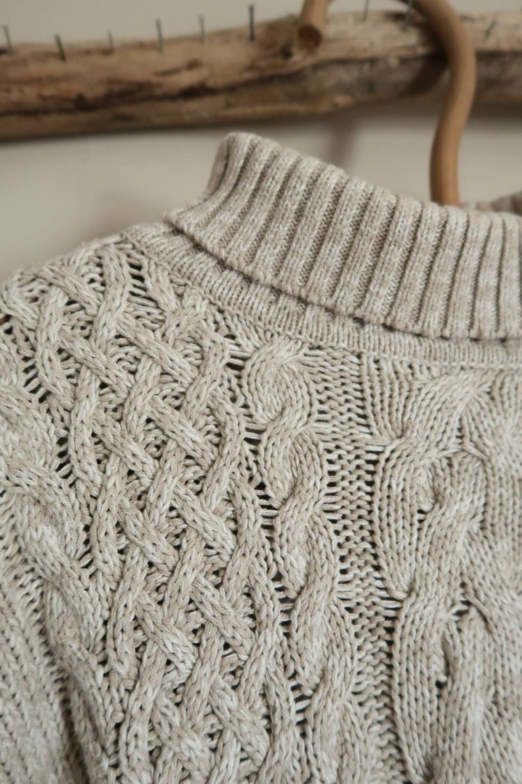 Beige kabelstickad tröja