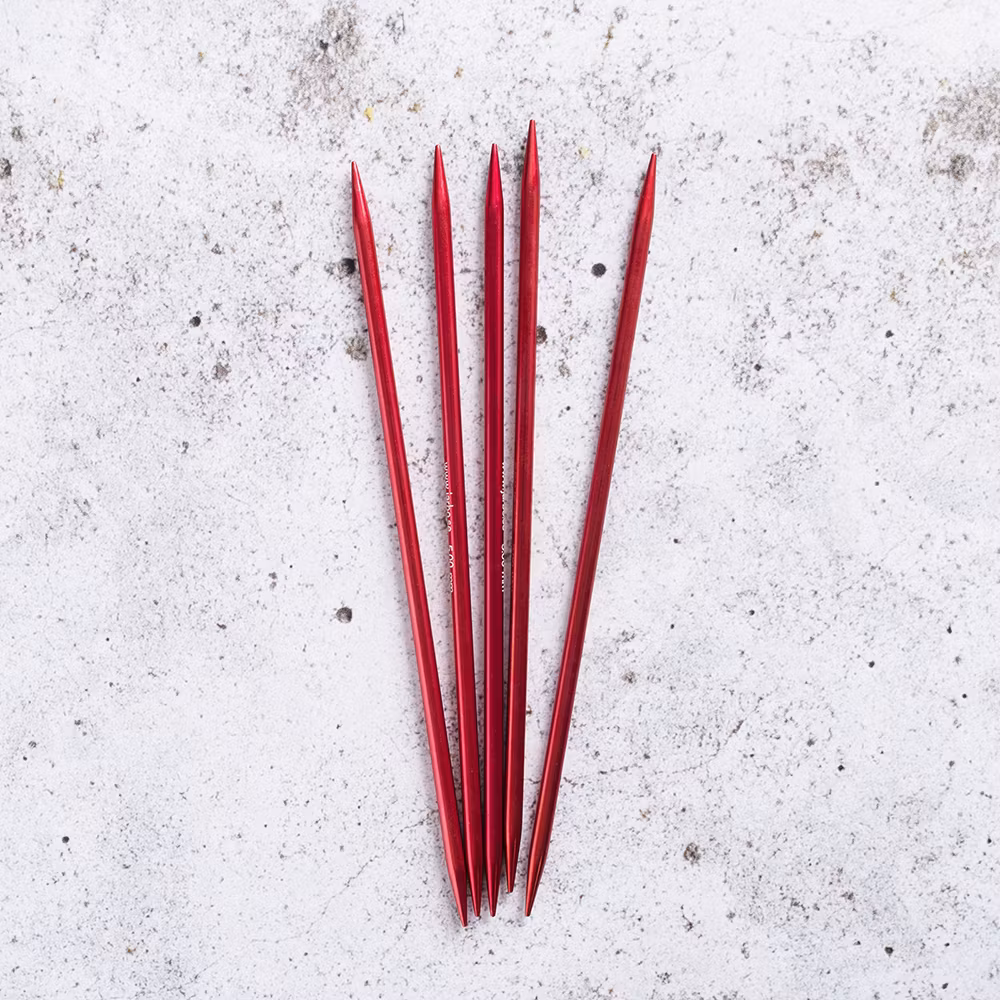 Fem röda strumpstickor i aluminium, 20 cm längd.