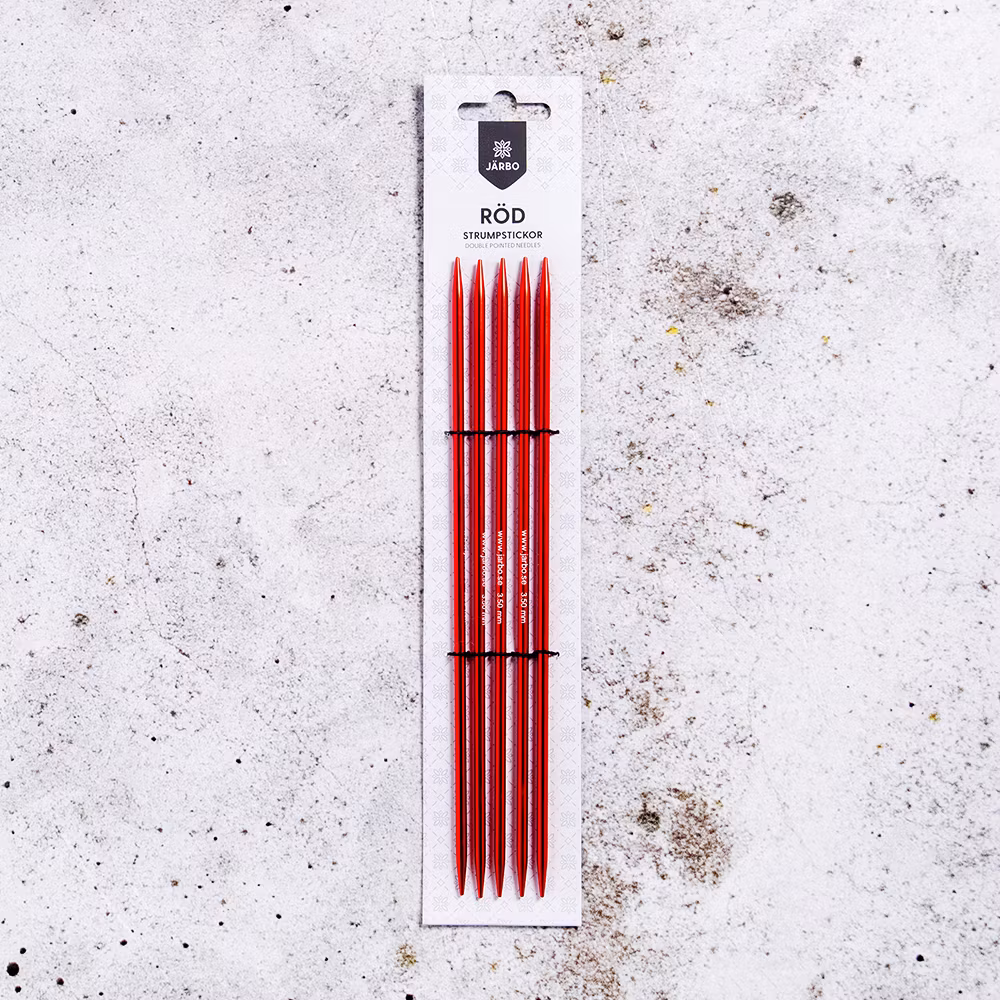 Strumpstickor 20 cm i originalförpackning, fem röda aluminiumstickor.