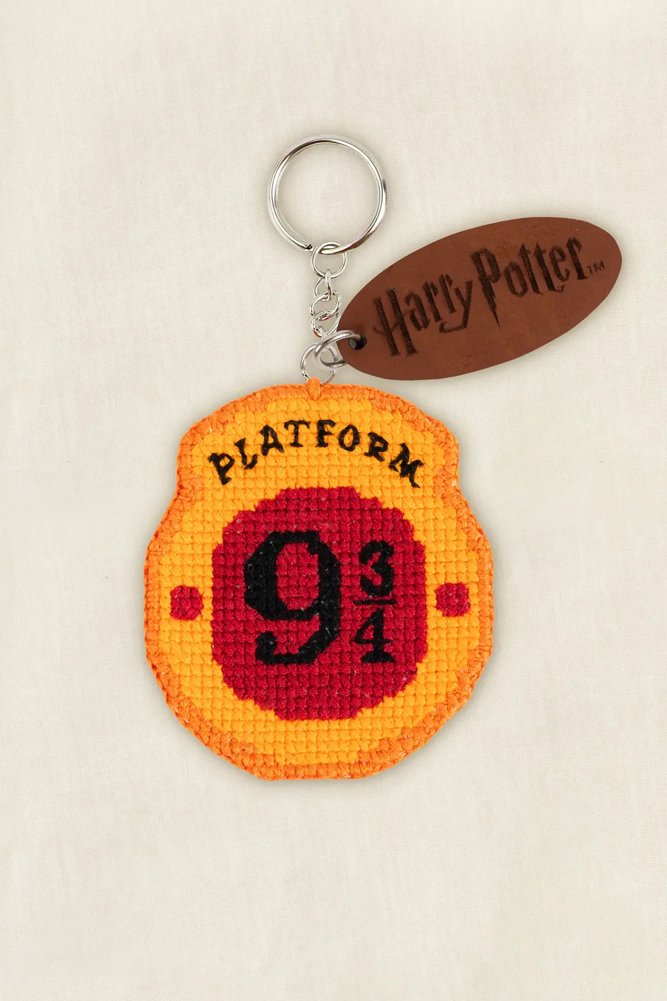 DMC Harry Potter – Korsstygnskit nyckelring Perrong 9¾ – kompletterande produktbild