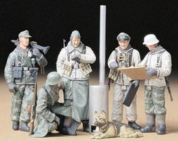 German Soldiers At Field Briefing, 1/35