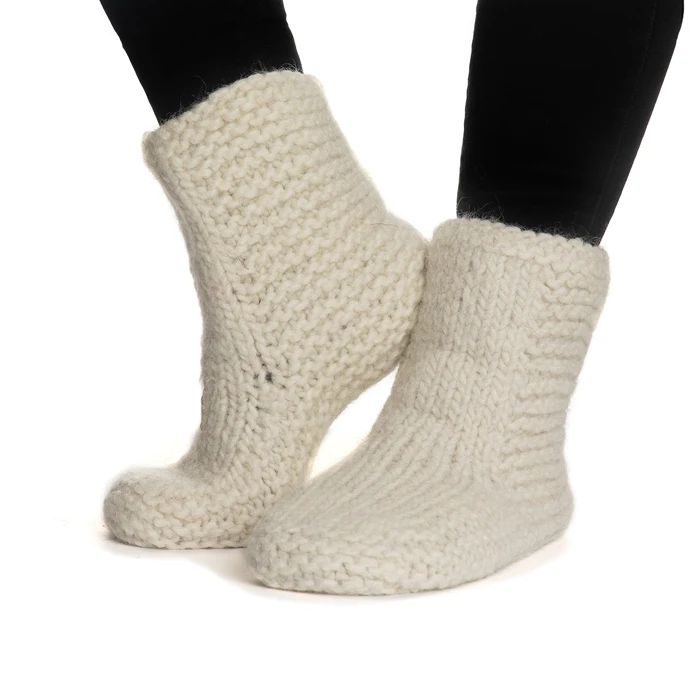 Tovade tofflor i Naturgarn 602 Vit – visar färgton och finish.