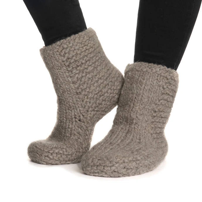 Tovade tofflor i Naturgarn 607 Beige – visar färg och struktur.