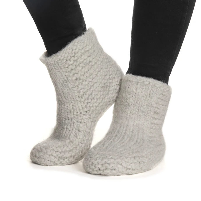 Tovade tofflor i Naturgarn 611 Pärlgrå – visar färg och struktur.