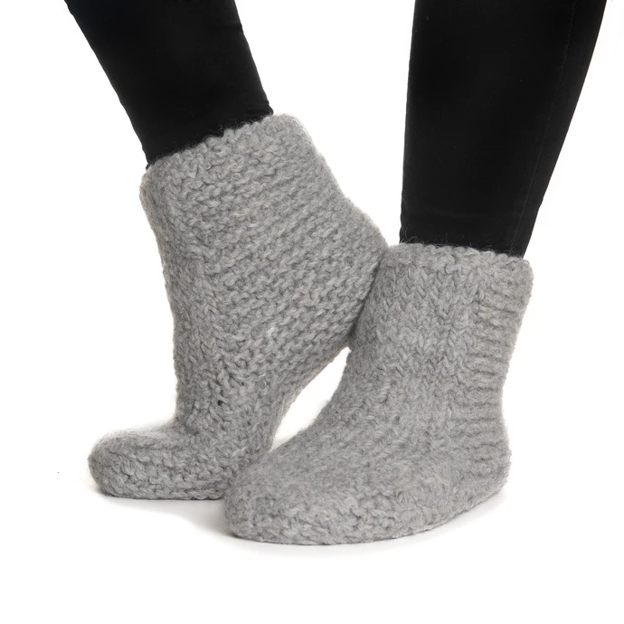 Tovade tofflor i Naturgarn 613 Ljusgrå – visar färg och struktur.