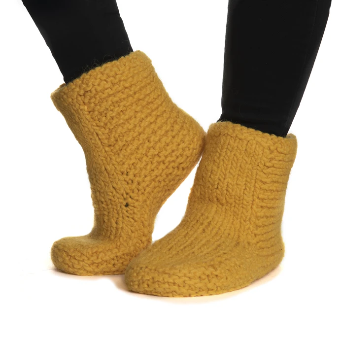 Tovade tofflor i Naturgarn 645 Gul – visar färg och struktur.