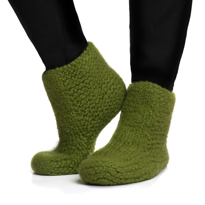 Tovade tofflor i Naturgarn 632 Grön – visar färg och struktur.