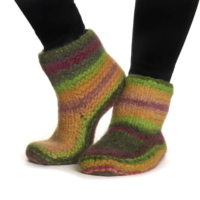 Tovade tofflor i Naturgarn 644 Multi gul/grön – visar färg och struktur.