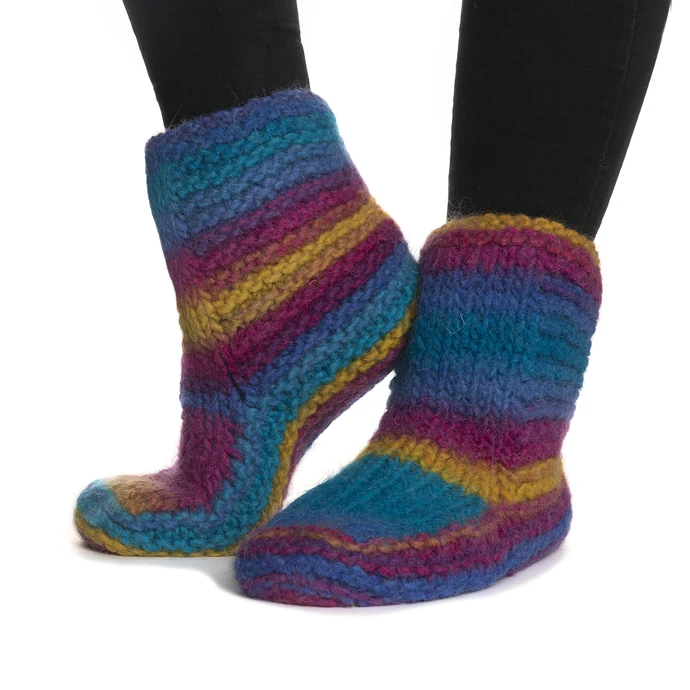 Tovade tofflor i Naturgarn 630 Multi turkos/gul – visar färg och struktur.