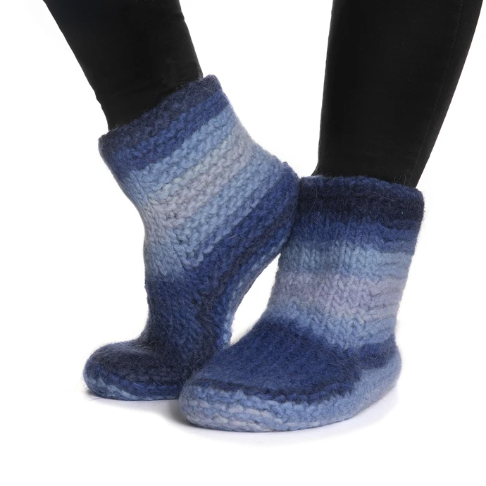 Tovade tofflor i Naturgarn 623 Multi blå – visar färg och struktur.