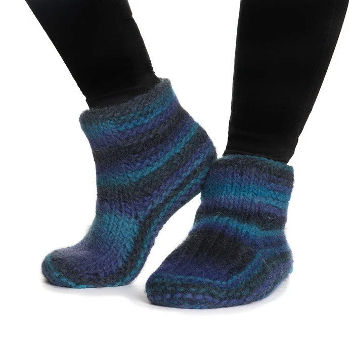 Tovade tofflor i Naturgarn 627 Multi marin/turkos – visar färg och struktur.