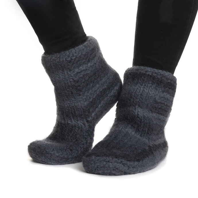 Tovade tofflor i Naturgarn 614 Multi grå – visar färg och struktur.