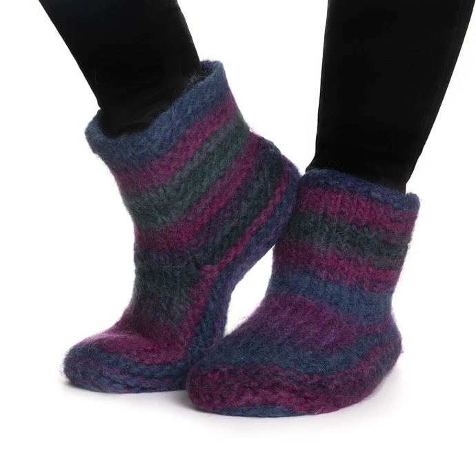 Tovade tofflor i Naturgarn 675 Multi cerise/grön – visar färg och struktur.