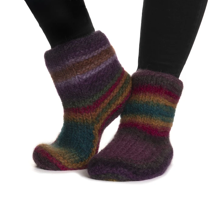 Tovade tofflor i Naturgarn 656 Multi lila/jade – visar färg och struktur.