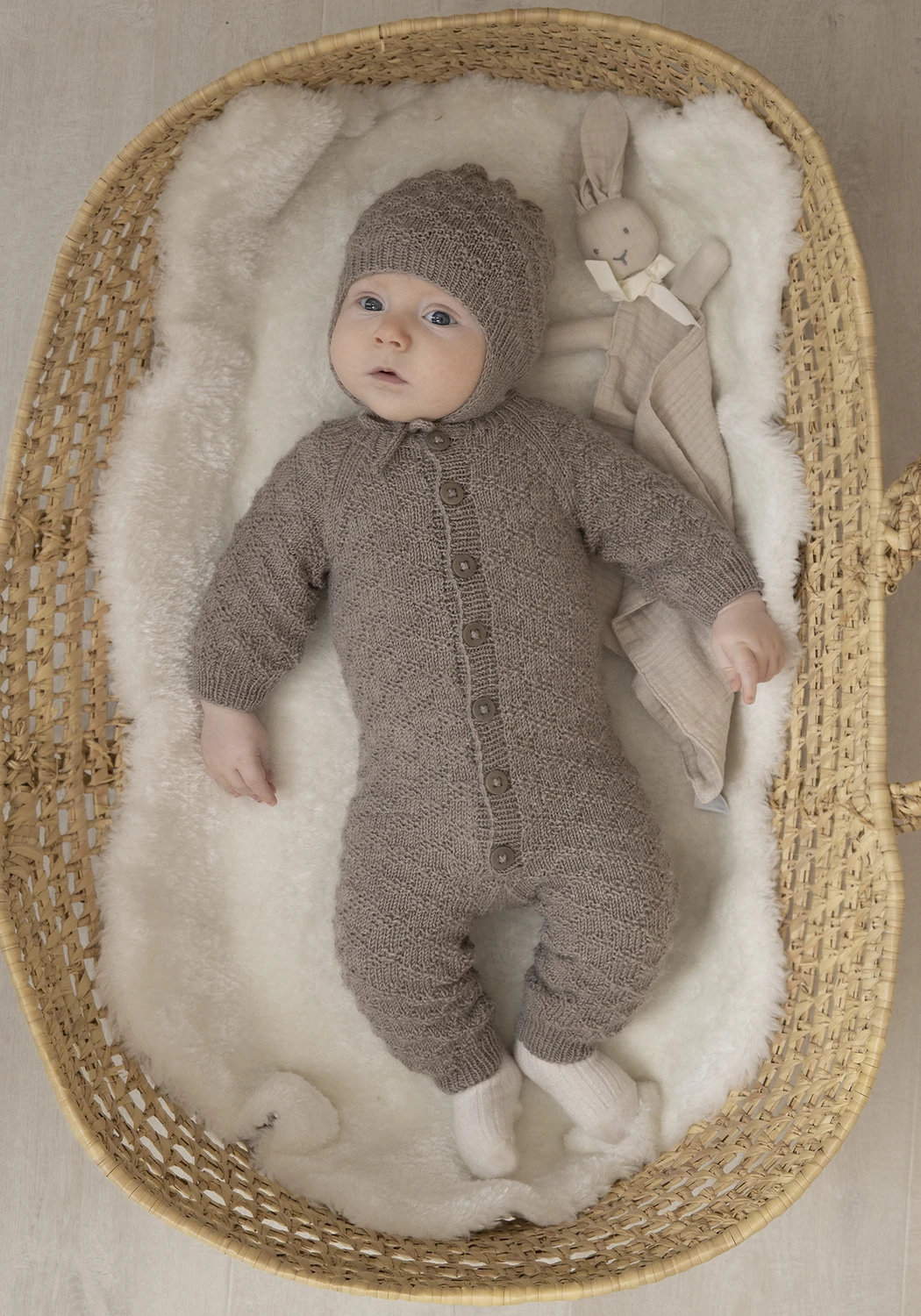 Modell 2235-11 – Gullik dress och mössa