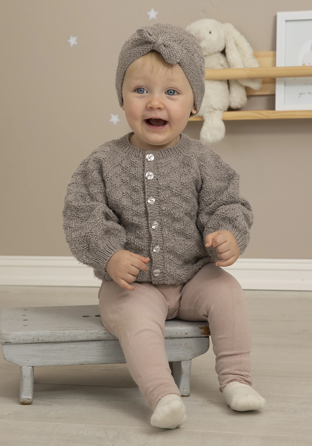 Modell 2235-9 – Gulla kofta och mössa