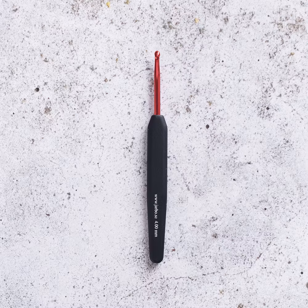 Järbo Röd Soft Grip virknål 7 mm i originalförpackning med ergonomiskt handtag.