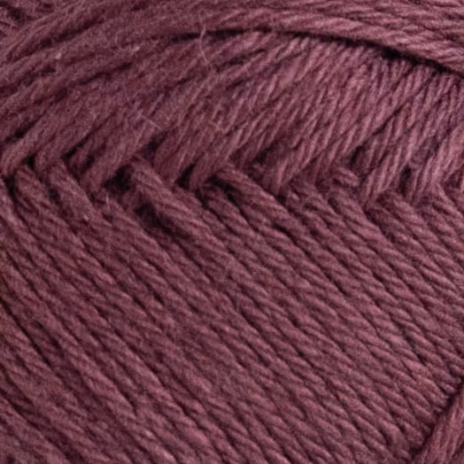 Närbild på Nova Eko 254 Burgundy Red – kulör och struktur i omerceriserad bomull