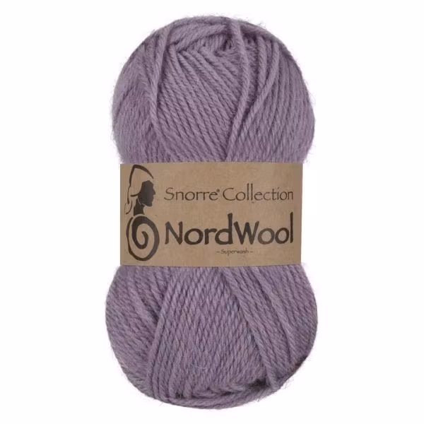 Snorre Collection Nordwool, 50g, 168 Mörklila – helt garnnystan med Nordwool-banderoll.
