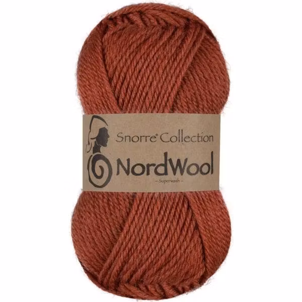 Snorre Collection Nordwool, 50g, 153 Tobaksbrun – helt garnnystan med Nordwool-banderoll.
