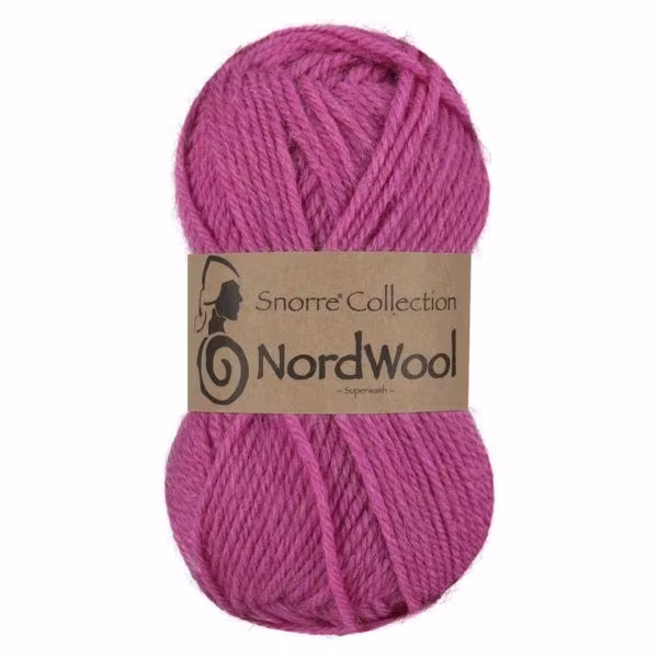 Snorre Collection Nordwool, 50g, 174 Mörkrosa – helt garnnystan med Nordwool-banderoll.