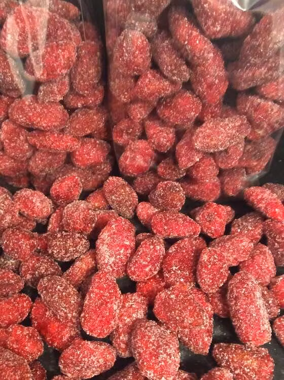 Brända mandlar sura hallon.