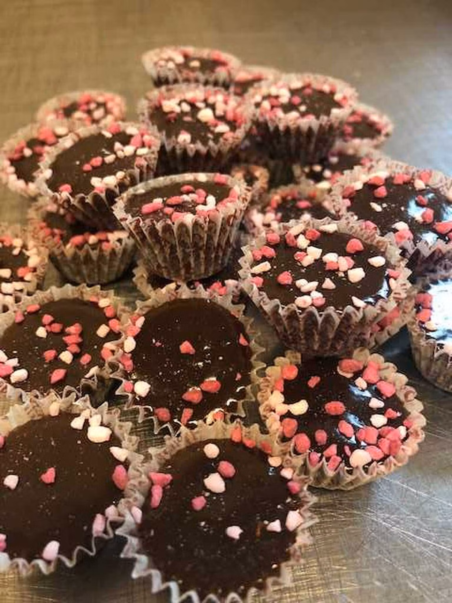 Chokladkola med polkakross.