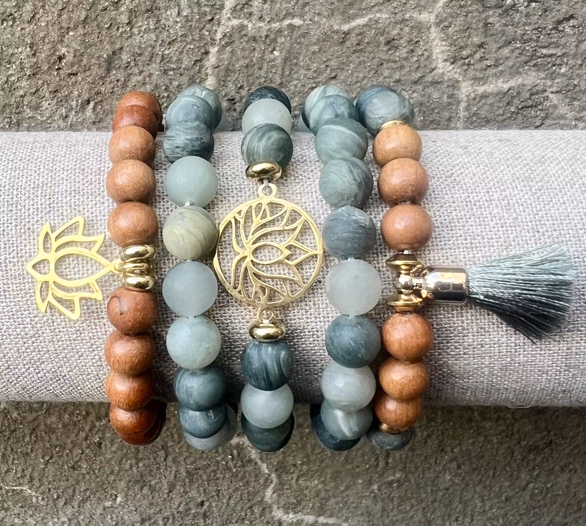 Guldfärgat rostfritt stål connector lotus med PVD plätering, 1 st