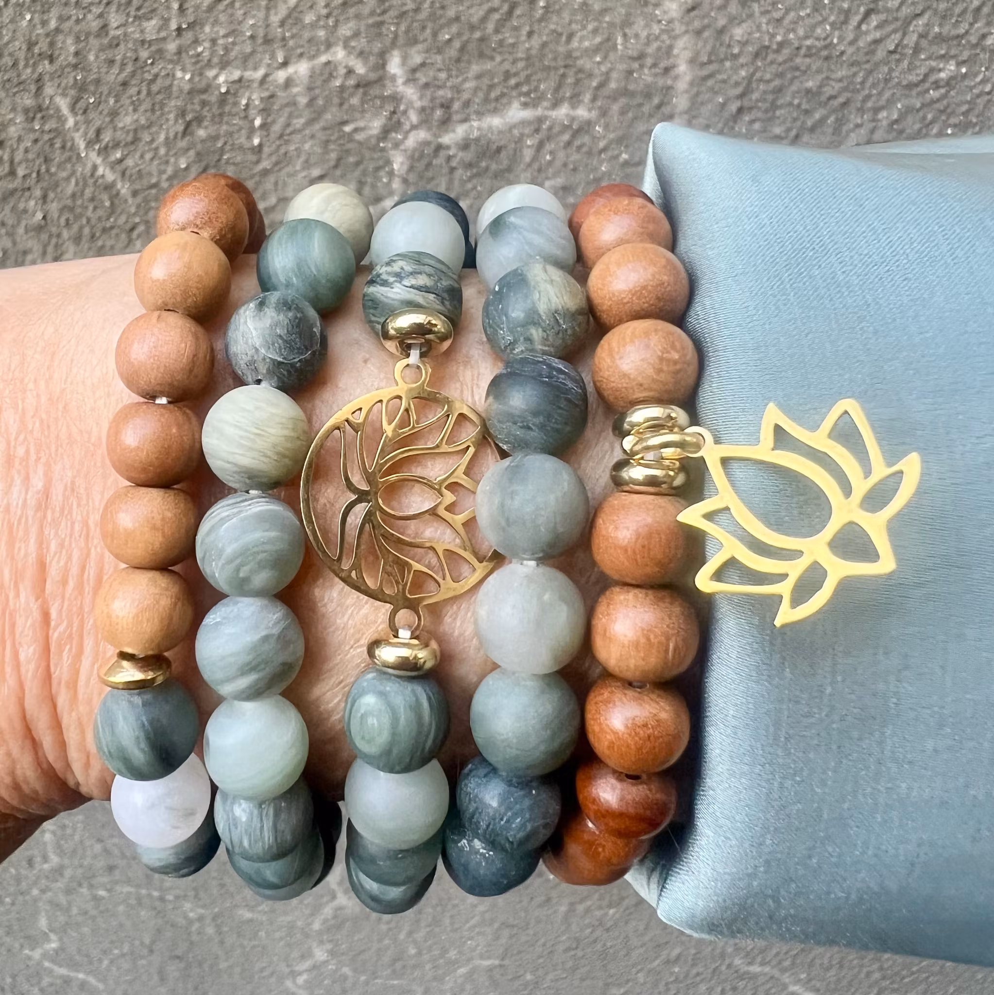 Guldfärgat rostfritt stål berlock lotus med 18k plätering, 1 st